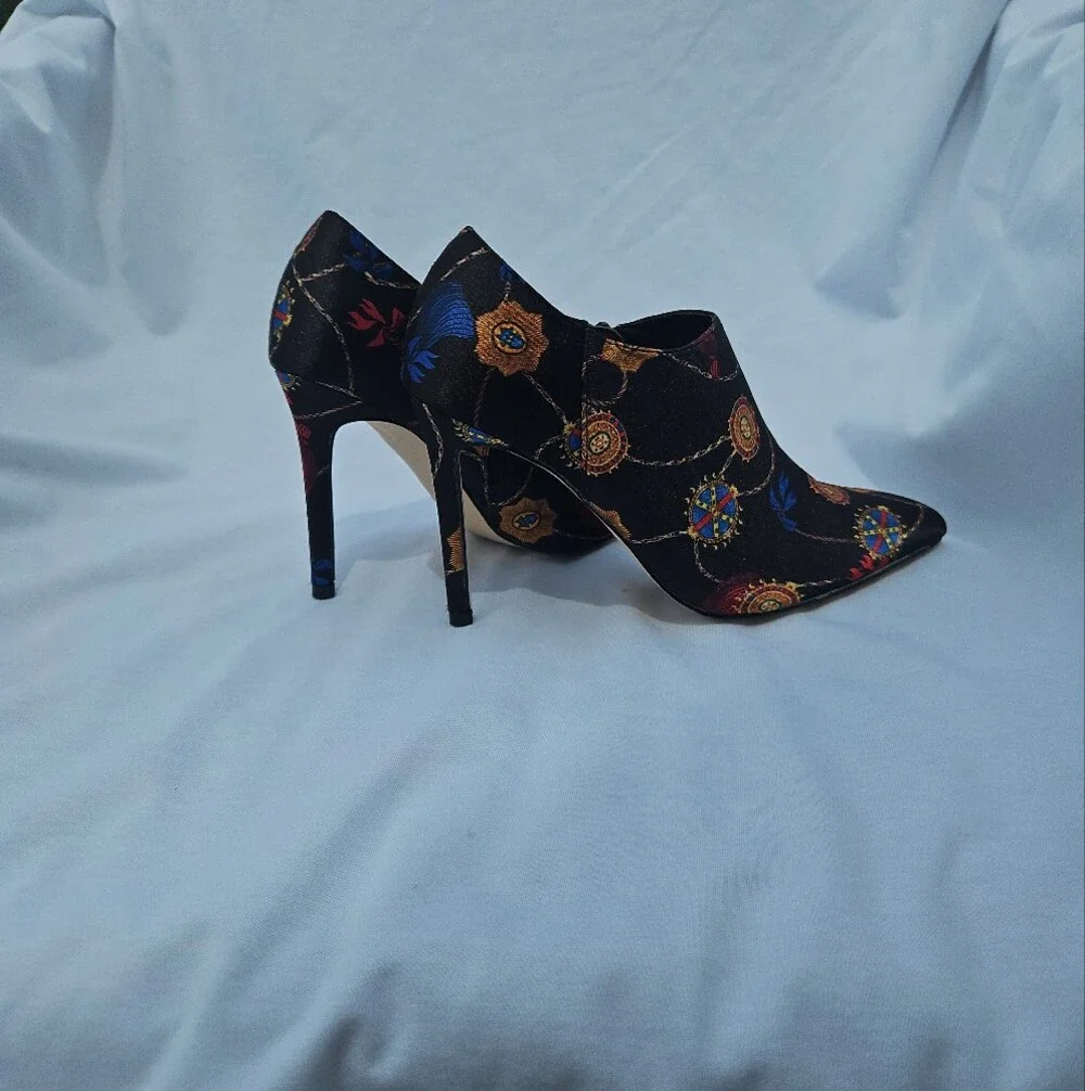 Shoe Dazzle Black Floral Embroidered Pointed-Toe Stiletto Booties